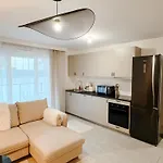 Aya - Renovated Air-conditioned Duplex With Garden *
