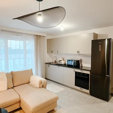 Aya - Renovated Air-conditioned Duplex With Garden *