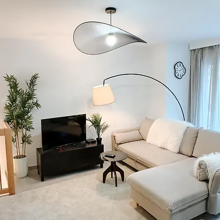 Aya - Renovated Air-conditioned Duplex With Garden *