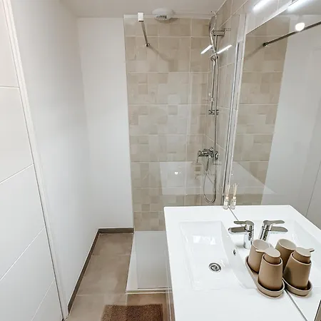 Апартаменты Aya - Renovated Air-conditioned Duplex With Garden